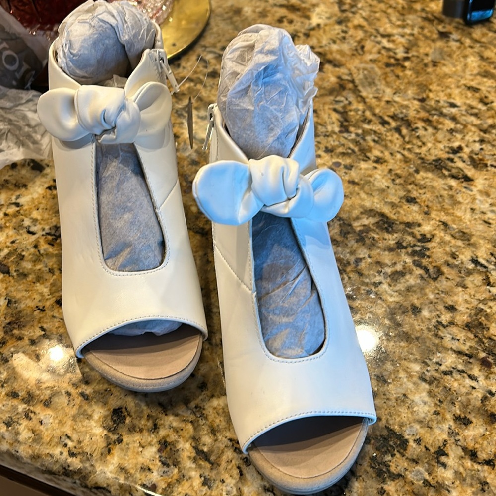 New pair Good Choice Kimora white pumps with Bow , 8
